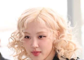 BLACKPINK’s Rosé Praised for Upgrading Ailing Staff Member to Business Class