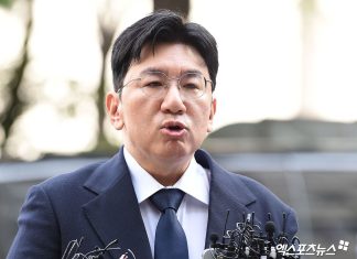 Police Seek Arrest Warrant for HYBE Chairman Bang Si-hyuk Over Allegations of Improper Transactions